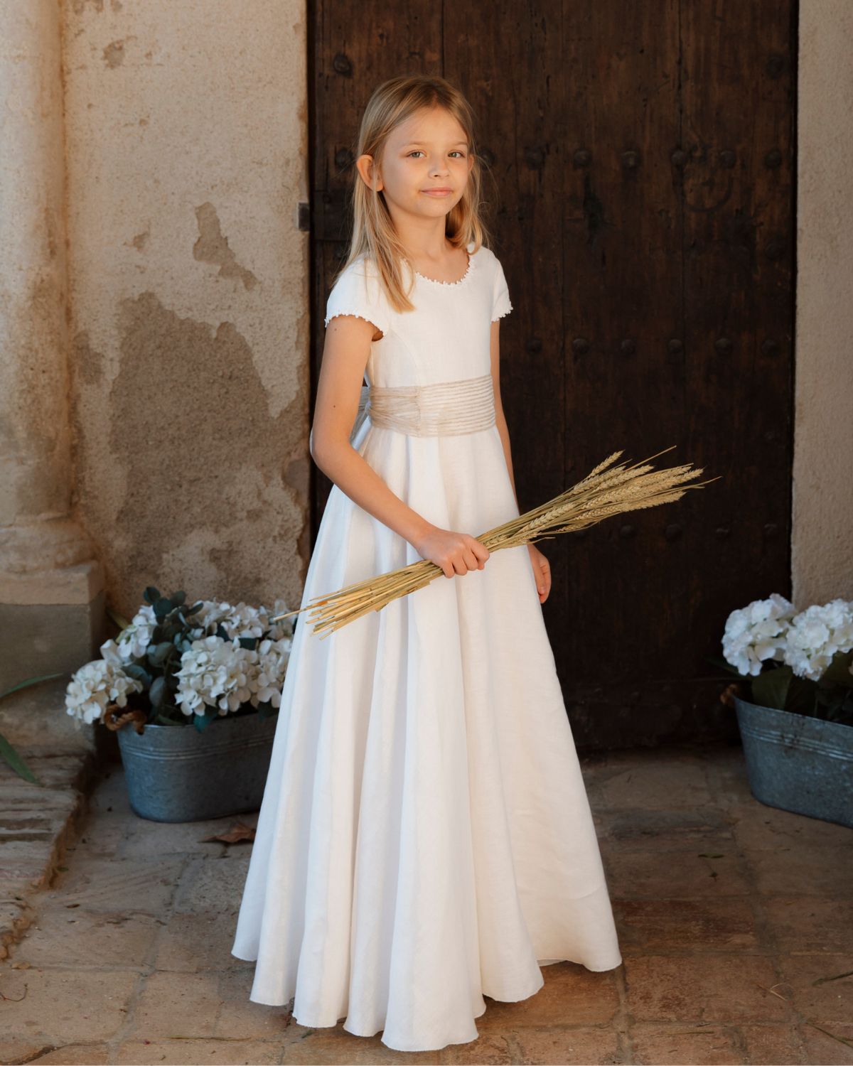 VESTIDO DE PLIEGUES DE LINO CON BORDADO MARGARITAS ESCOTE Y MANGAS