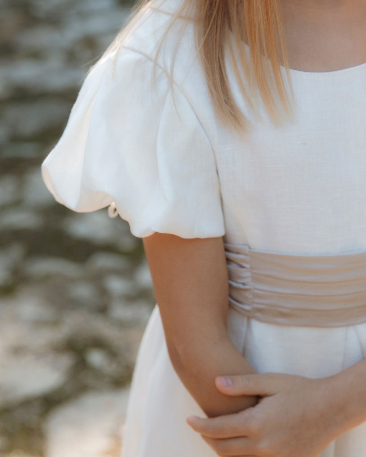VESTIDO DE PLIEGUES EN LINO CON MANGA ABULLONADA