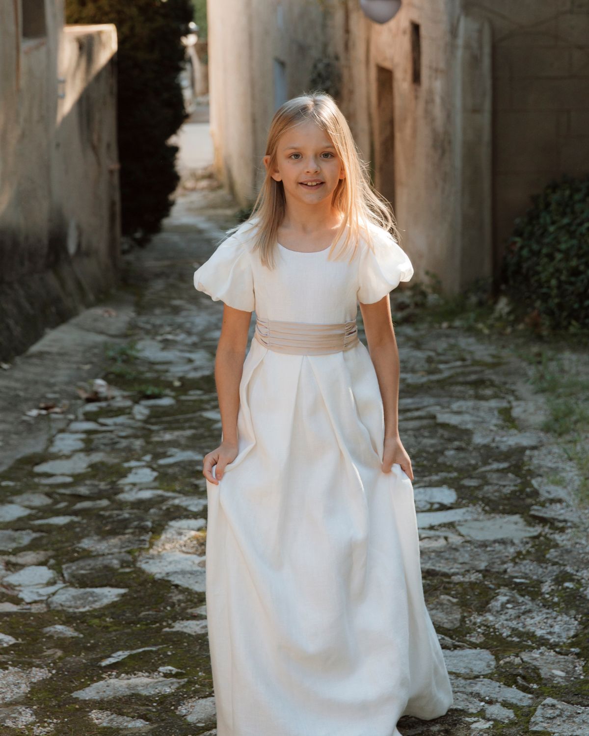 VESTIDO DE PLIEGUES EN LINO CON MANGA ABULLONADA